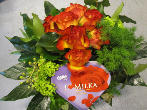 Blumenstrauß,Milka-Gruß. Diesen Strauss können Sie wahlweise  mit folgenden Milka-Grüssen bestellen: "Alles Gute" / "I love you" / "Ein kleines Dankeschön"