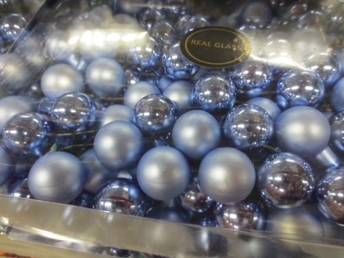 24 Weihnachts-Kugeln aus Glas,matt und glänzend,gemischt,Ø 25 mm,Farbe lichtblau,am Draht